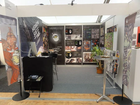 Fertiger Lockedesign-Stand