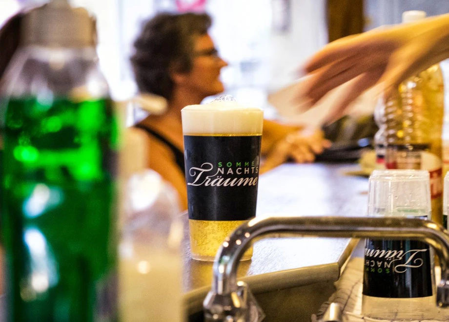 Branding: Entwicklung Corporate Design by Lockedesign, Burgdorf bei Bern: Sommernachtsträume: Grafik, Typografie, Bier-Becher
