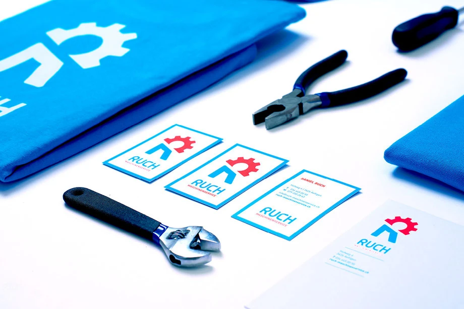 Ruch Landmaschinenservice: Entwicklung Logo by Lockedesign, Burgdorf: Geschäftsauftritt von Ruch Maschinenservice mit Visitenkarte, Kuvert und Polo-shirt, Hut/Cap