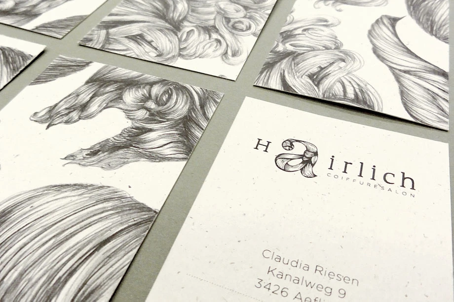 Entwicklung Logo by Lockedesign, Burgdorf: Geschäftsauftritt von hairlich-coiffuresalon. Gestaltung von Post- und Visitenkarte mit Haar-Illustartionen auf der Rückseite