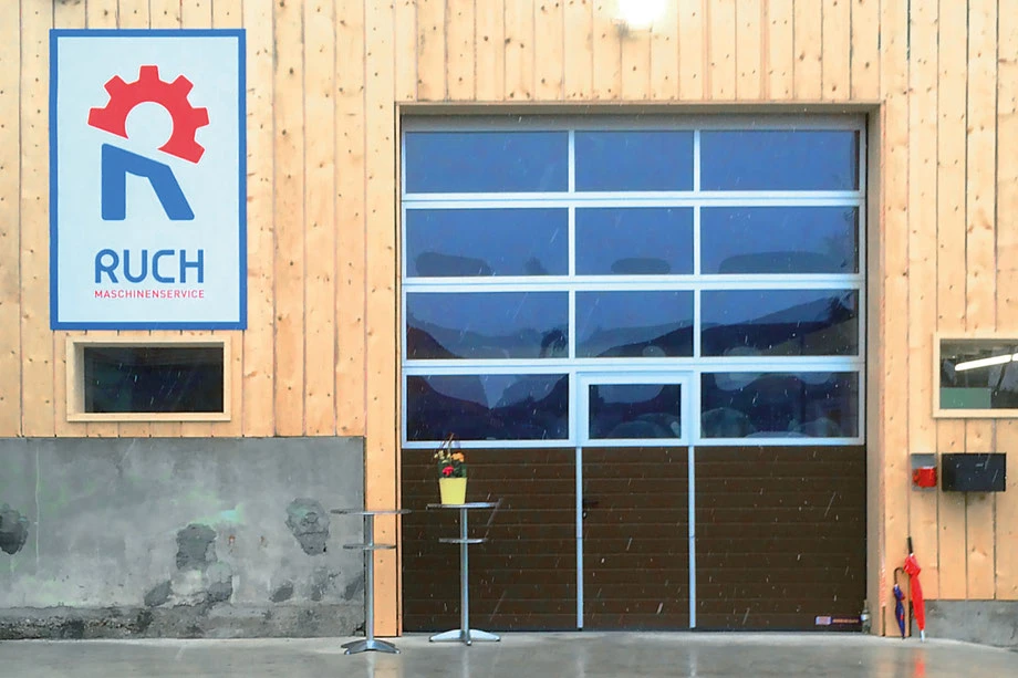 Ruch Maschinenservice Aefligen: Entwicklung Logo by Lockedesign, Burgdorf: Corporate Design Fassadenbeschriftung von Ruch Maschinenservice 